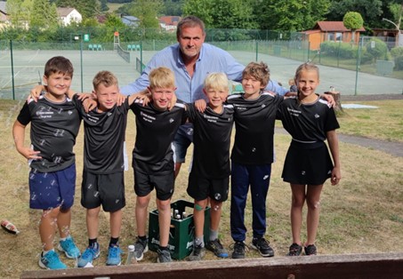 Foto zeigt die erfolgreiche Freudenberger Kindermannschaft bei ihrer Meisterschaftsfeier zusammen mit Trainer Richard VOGEL in der Saison 2022. 